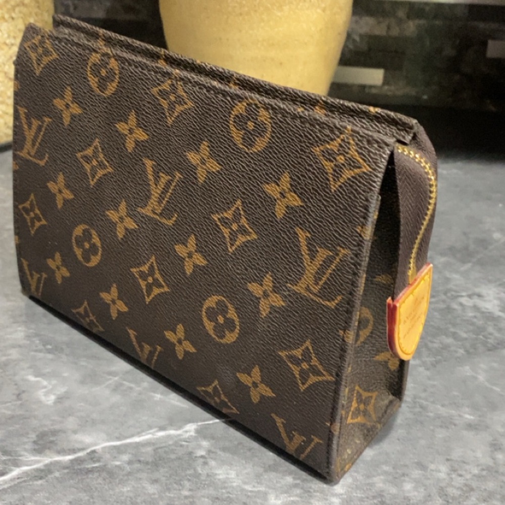 L🤎V Monogram Cosmetics/clutch/Makeup bag